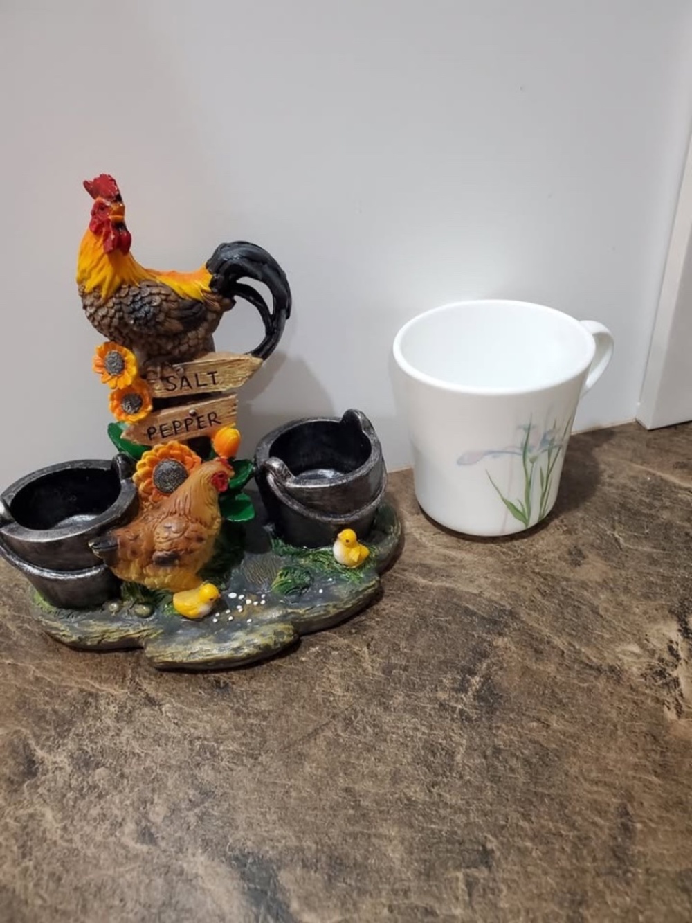 DWK Ceramic Rooster salt & pepper set - Picture 2 of 4